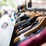 Shein cai até 10% na estreia em Hong Kong, mas fecha o dia estável