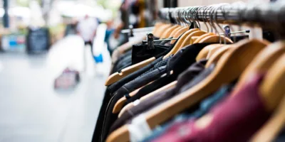Shein cai até 10% na estreia em Hong Kong, mas fecha o dia estável