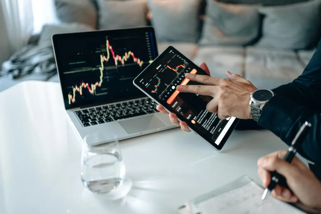Como investir R$ 1 milhão exige diversificação, liquidez e planejamento de longo prazo. (Foto: Pexels)