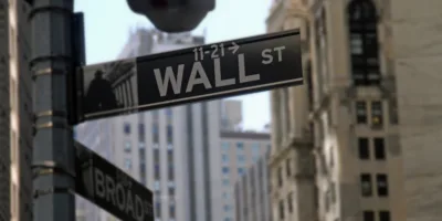 Como aproveitar a alta da bolsa americana sem abrir mão da renda fixa brasileira?