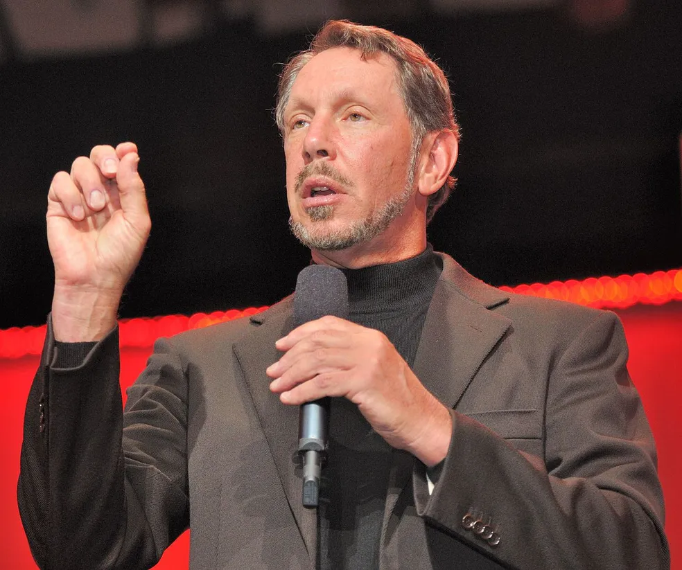 Larry Ellison, da Oracle (ORCL), com microfone na mão
