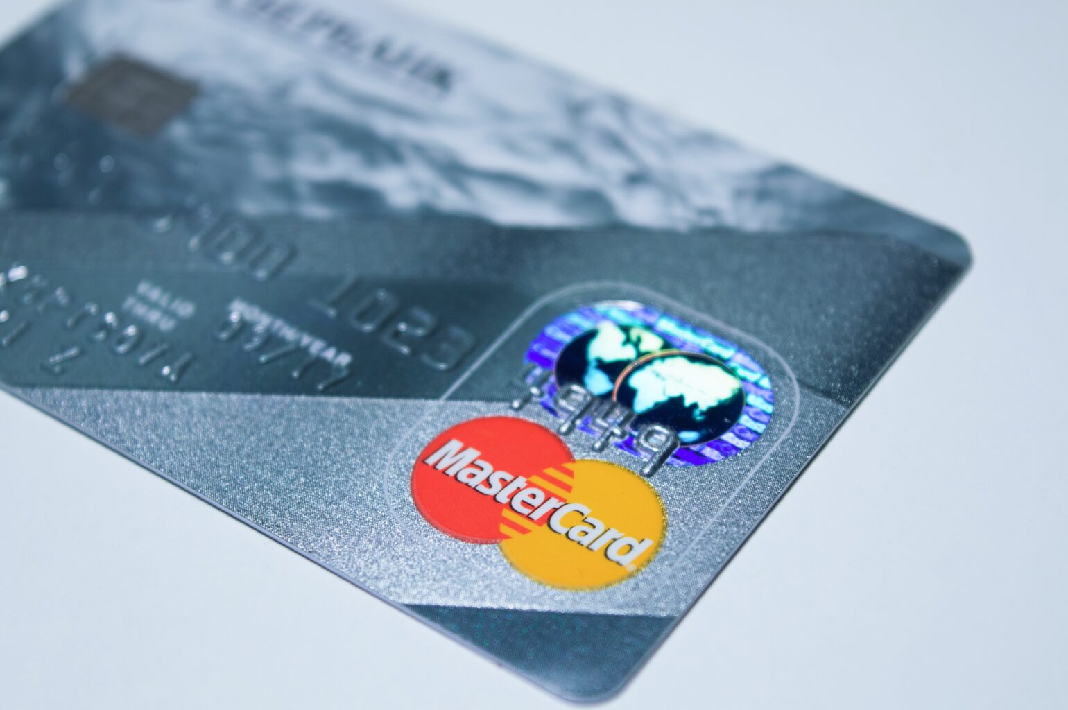 Pagar boleto com cartão de crédito vale a pena? Saiba mais