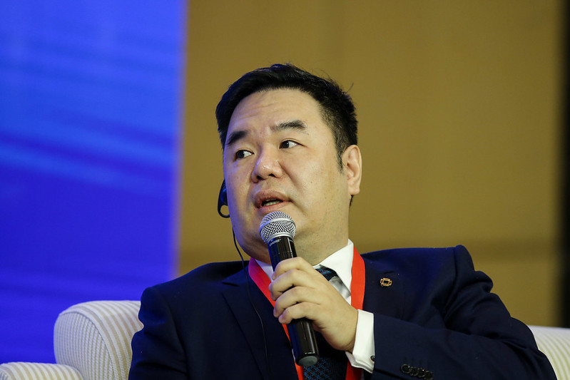 Zhang Jin conheça o bilionário chinês presidente da Cedar Holdings