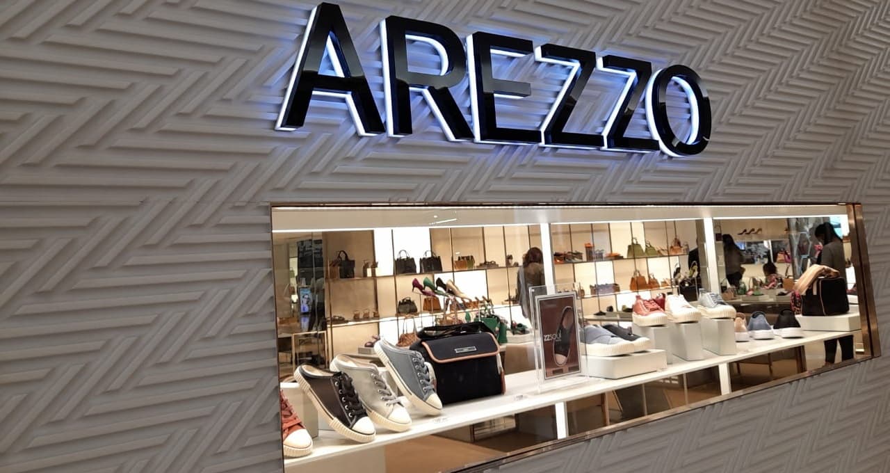 Arezzo Co adquire marca de cal ados de sucesso Vicenza