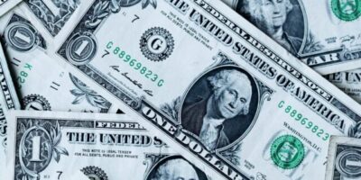 Dólar volta a subir com ajuste técnico e aversão ao risco, mas encerra abril com queda de 0,50%