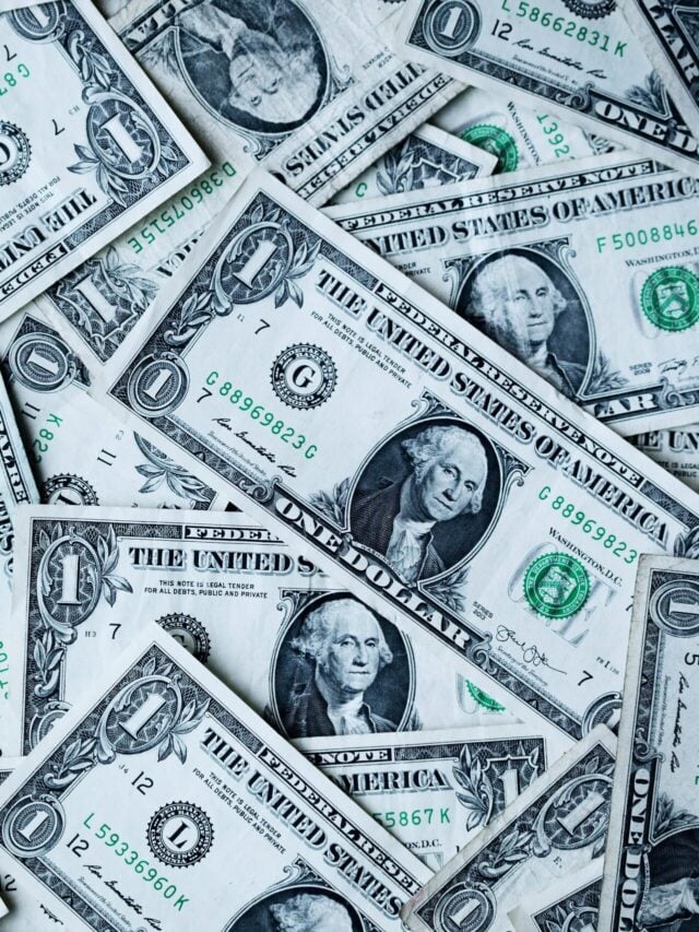 Dólar volta a subir com ajuste técnico e aversão ao risco, mas encerra abril com queda de 0,50%