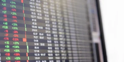 Ibovespa encerra abril com alta de 3,69%, mesmo com leve recuo no último pregão