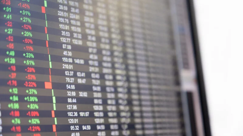 Ibovespa encerra abril com alta de 3,69%, mesmo com leve recuo no último pregão