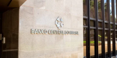 Focus reduz projeções para Selic, IPCA e dólar; PIB segue estável
