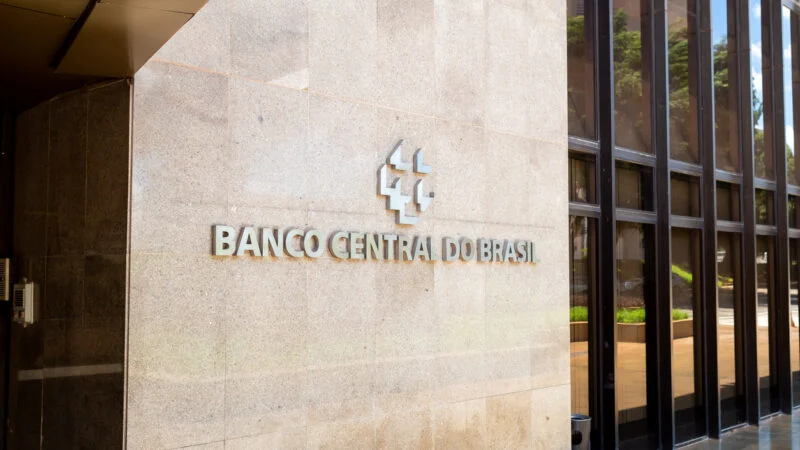 Focus reduz projeções para Selic, IPCA e dólar; PIB segue estável
