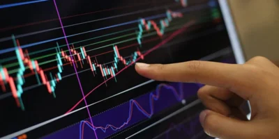 Ibovespa fecha em leve baixa, mas mostra reação após decisão do Fed