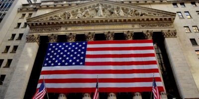 Wall Street fecha em alta; S&P 500 avança pela 5ª sessão seguida e Netflix supera US$ 500 bilhões em valor de mercado