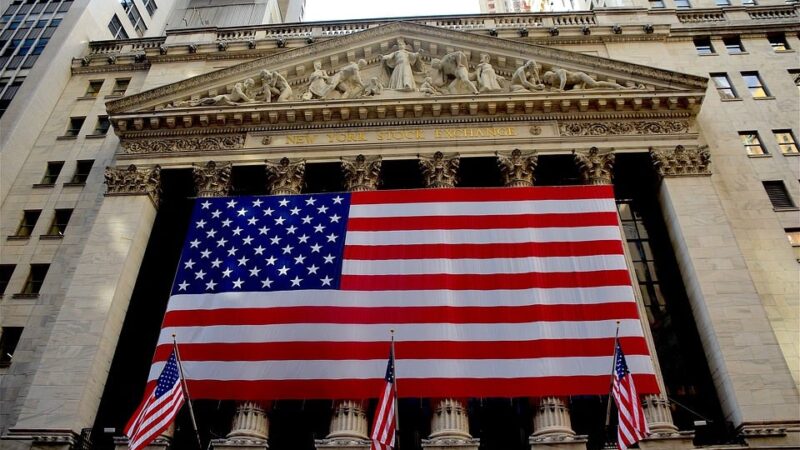 Wall Street fecha em alta e Neflix ultrapassa US$ 500 bi em valor de mercado