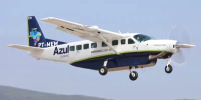 Ações da Azul (AZUL4) caem após fim das operações em 13 cidades; veja o que aconteceu