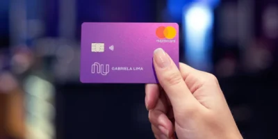 Nubank (ROXO34) registra lucro recorde no 3T; ainda vale investir? Veja análises