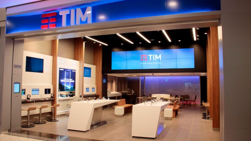 TIM (TIMS3) e Telefônica (VIVT3) antecipam proventos bilionários; veja valor e datas