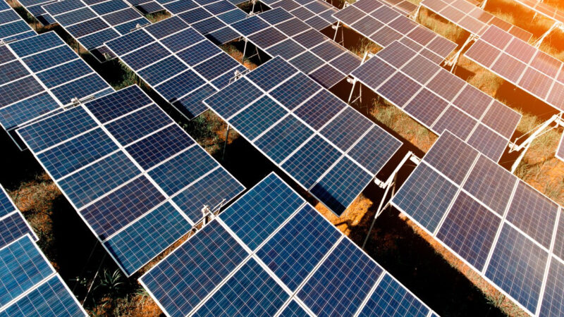 SNEL11 compra 20 usinas solares por R$ 436,2 milhões