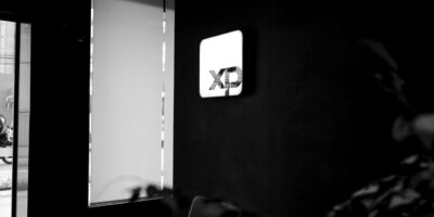 XP anuncia lucro “bilionário” no 4T25 e amplia margens; veja valores