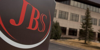 JBS (JBSS32) tem lucro 55,8% menor; veja o que impactou o resultado