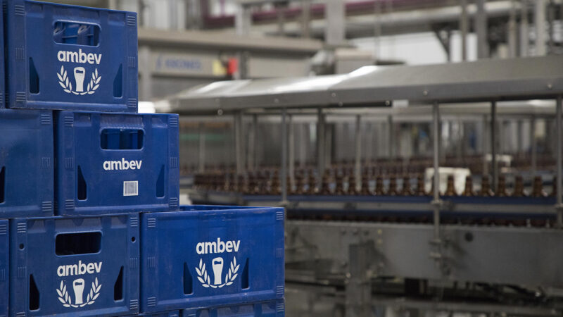 Ambev (ABEV3) tem recorde de volumes e resultado acima do esperado; veja valores